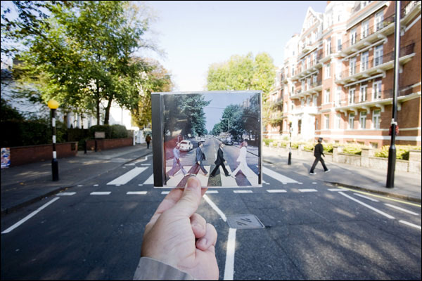 CD dos The Beatles Abbey Road, em frente ao local onde a foto para capa do disco foi tirada.